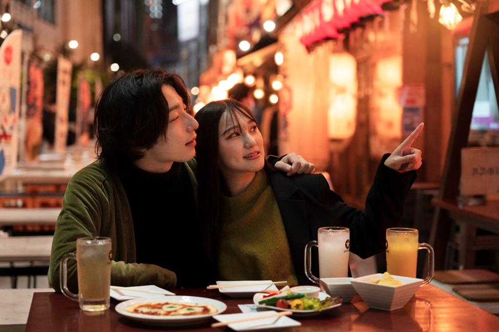People enjoying late night food in Chicago